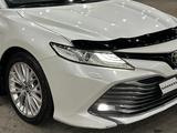 Toyota Camry 2018 года за 14 000 000 тг. в Шымкент – фото 2