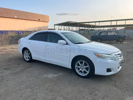 Toyota Camry 2011 года за 7 300 000 тг. в Атырау – фото 2