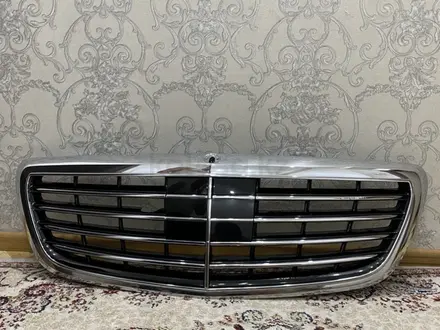 Решетка радиатора Mercedes-Benz S-class за 40 000 тг. в Алматы