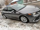 Toyota Camry 2021 года за 11 300 000 тг. в Павлодар – фото 2