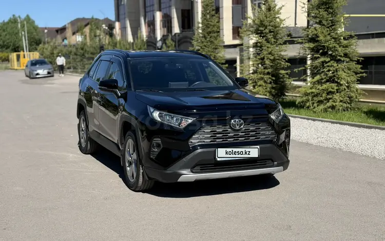 Toyota RAV4 2021 года за 12 800 000 тг. в Астана
