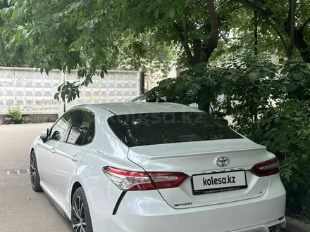 Toyota Camry 2020 года за 18 000 000 тг. в Алматы – фото 2