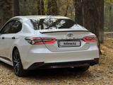 Toyota Camry 2021 года за 13 400 000 тг. в Тараз – фото 2