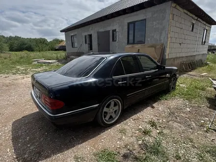 Mercedes-Benz E 320 1998 года за 3 000 000 тг. в Алматы – фото 2