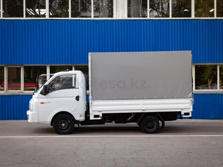 Hyundai  Porter Бортовой с каркасом и тентом 2026 года за 14 500 000 тг. в Актобе – фото 2