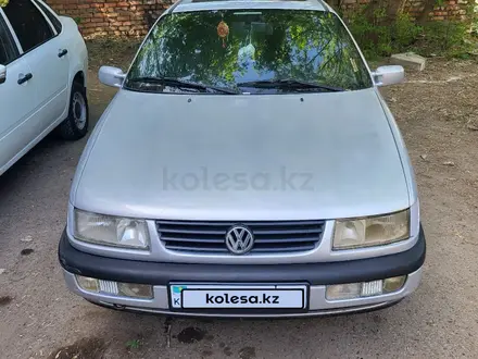 Volkswagen Passat 1996 года за 1 900 000 тг. в Уральск – фото 2