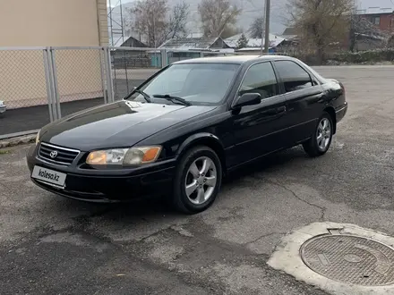 Toyota Camry 2000 года за 3 700 000 тг. в Алматы – фото 2