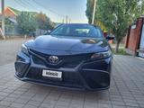 Toyota Camry 2021 года за 11 000 000 тг. в Актобе