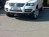 Volkswagen Touareg 2005 года за 5 800 000 тг. в Алматы – фото 2