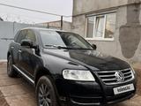 Volkswagen Touareg 2004 годаfor3 500 000 тг. в Актау