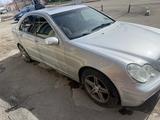 Mercedes-Benz C 200 2001 года за 2 850 000 тг. в Астана – фото 2