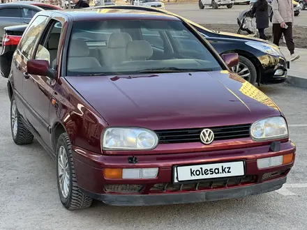 Volkswagen Golf 1996 года за 1 600 000 тг. в Астана – фото 2