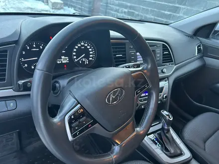 Hyundai Elantra 2018 года за 8 000 000 тг. в Павлодар – фото 2