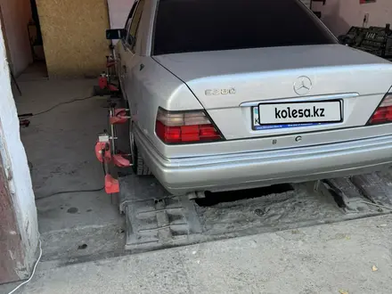 Mercedes-Benz E 280 1993 года за 4 100 000 тг. в Шымкент – фото 25