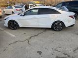 Hyundai Elantra 2022 года за 8 500 000 тг. в Атырау – фото 2