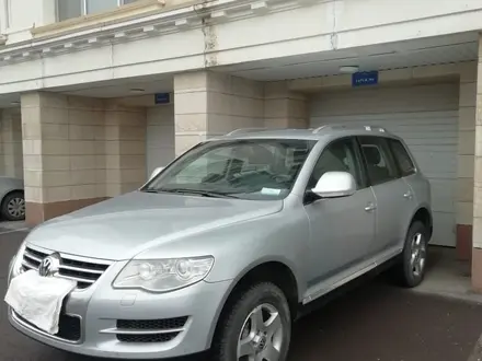 Volkswagen Touareg 2007 года за 7 500 000 тг. в Астана – фото 2