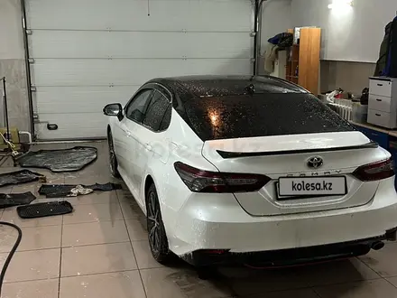 Toyota Camry 2021 года за 17 900 000 тг. в Павлодар – фото 2