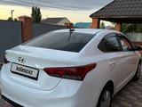 Hyundai Solaris 2017 года за 7 500 000 тг. в Актобе – фото 4