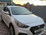 Hyundai Solaris 2017 года за 7 500 000 тг. в Актобе – фото 3