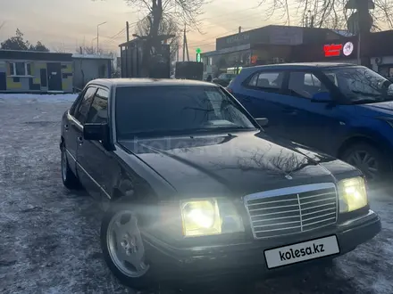 Mercedes-Benz E 200 1994 года за 1 900 000 тг. в Алматы