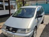 Volkswagen Sharan 1997 года за 1 800 000 тг. в Аксукент