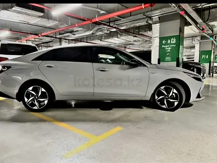 Hyundai Elantra 2021 года за 8 500 000 тг. в Караганда – фото 2