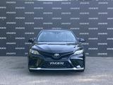 Toyota Camry 2020 года за 12 800 000 тг. в Алматы – фото 2