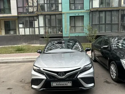 Toyota Camry 2021 года за 13 000 000 тг. в Алматы – фото 4