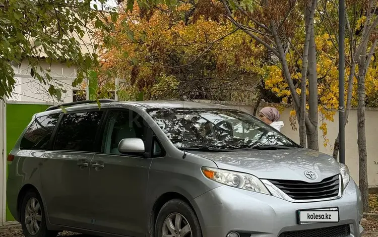 Toyota Sienna 2010 годаfor11 156 000 тг. в Шымкент