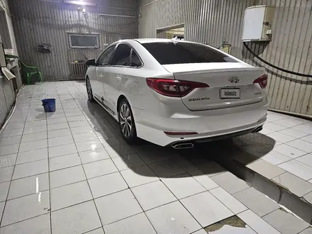 Hyundai Sonata 2015 года за 5 000 000 тг. в Атырау – фото 2