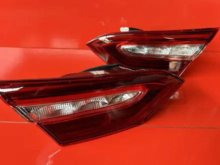 Задний фонарь в крышку багажника Toyota Camry 70 USA (LED) за 18 000 тг. в Алматы