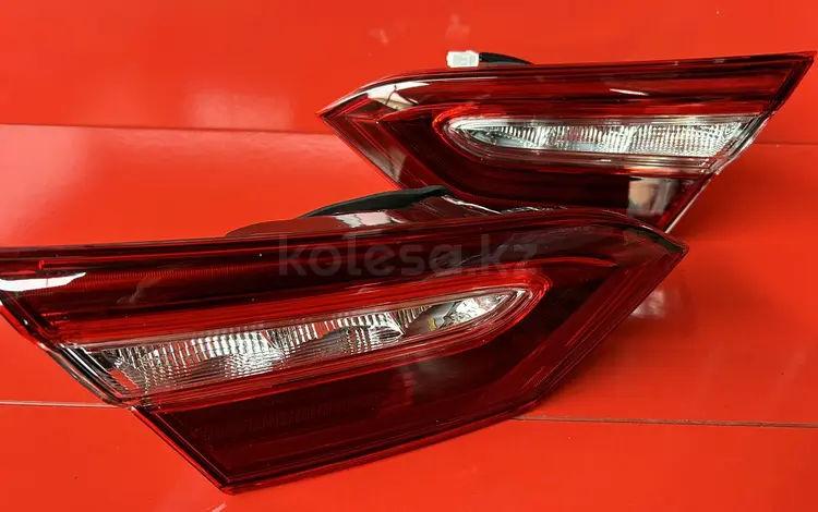 Задний фонарь в крышку багажника Toyota Camry 70 USA (LED) за 18 000 тг. в Алматы