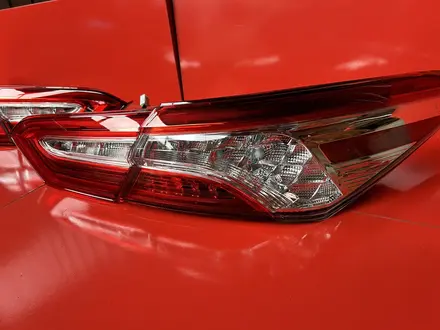 Задний фонарь в крышку багажника Toyota Camry 70 USA (LED) за 18 000 тг. в Алматы – фото 7