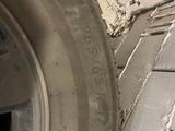 Комплект зимних шин с дисками 265/65 R17 за 500 000 тг. в Караганда – фото 2