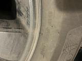 Комплект зимних шин с дисками 265/65 R17 за 500 000 тг. в Караганда – фото 3