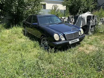 Mercedes-Benz E 230 1995 года за 1 850 000 тг. в Тараз – фото 2