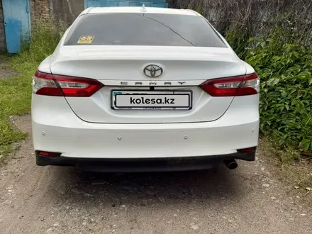 Toyota Camry 2018 года за 11 300 000 тг. в Алматы – фото 2