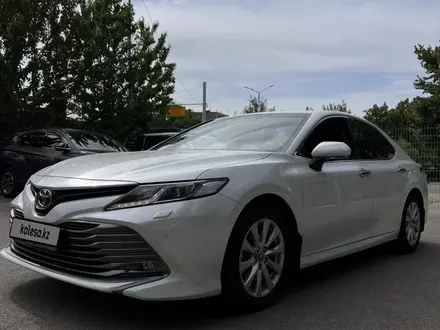 Toyota Camry 2018 года за 13 200 000 тг. в Алматы – фото 2