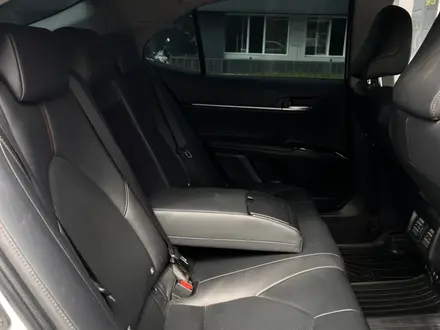 Toyota Camry 2018 года за 13 200 000 тг. в Алматы – фото 10