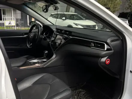 Toyota Camry 2018 года за 13 200 000 тг. в Алматы – фото 11