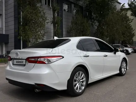 Toyota Camry 2018 года за 13 200 000 тг. в Алматы – фото 4