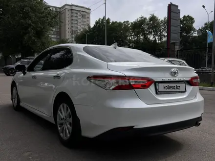 Toyota Camry 2018 года за 13 200 000 тг. в Алматы – фото 5