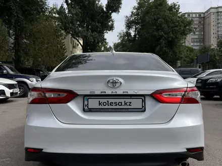 Toyota Camry 2018 года за 13 200 000 тг. в Алматы – фото 6