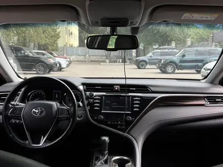 Toyota Camry 2018 года за 13 200 000 тг. в Алматы – фото 9