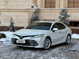 Toyota Camry 2018 года за 14 450 000 тг. в Шымкент