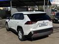 Toyota RAV4 2020 года за 13 300 000 тг. в Петропавловск – фото 2