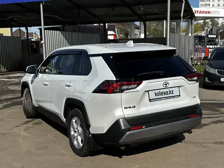 Toyota RAV4 2020 года за 13 300 000 тг. в Петропавловск – фото 2