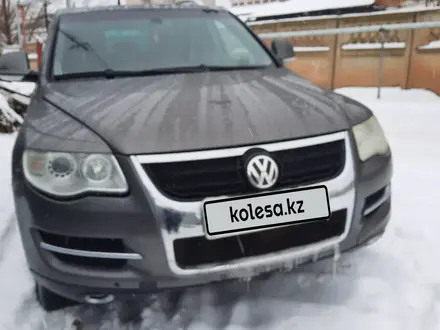 Volkswagen Touareg 2008 года за 7 000 000 тг. в Уральск – фото 2