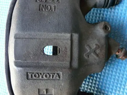 Суппорт тормозной передний правый Toyota Carib AE114 за 8 000 тг. в Караганда