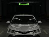 Toyota Camry 2021 года за 16 200 000 тг. в Астана – фото 2